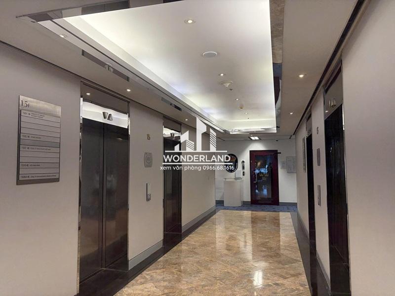 Không gian sảnh thang máytại Daeha Business Center ở quận Ba Đình